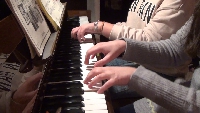 Pianosamenspel quatre-mains met pianoduo Beth & Flo